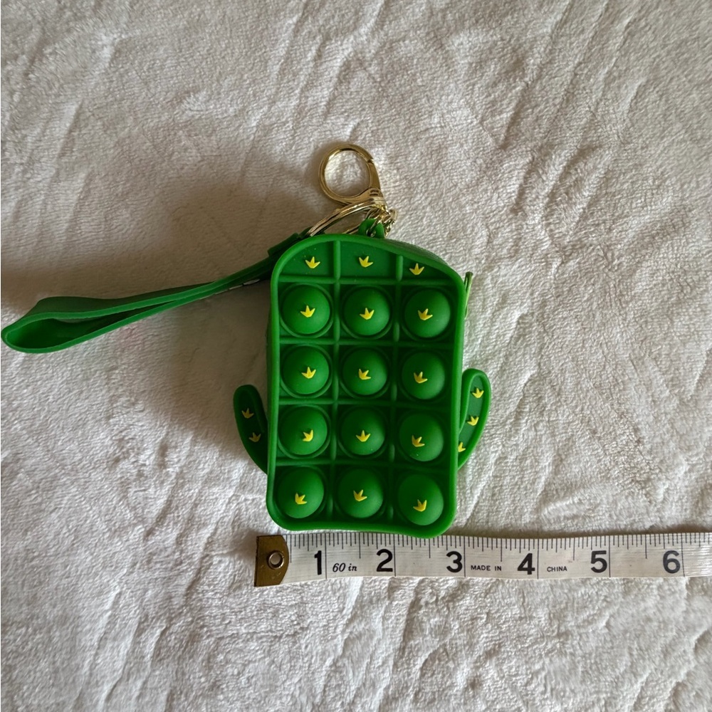 Green Cactus Pop It coins Keychain - Picture 6 of 6